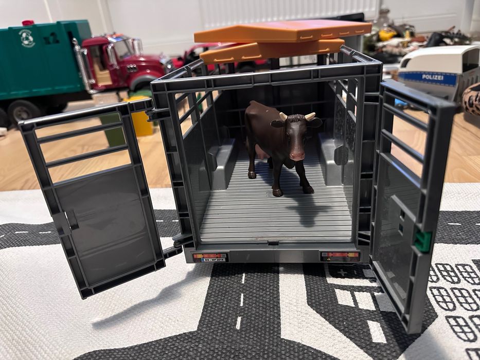 Bruder - Remorca Pentru Animale Cu O Vita