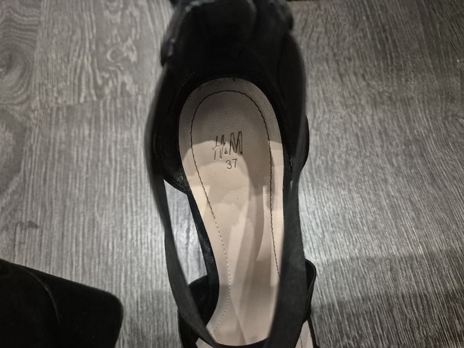 Обувки на висок ток HM