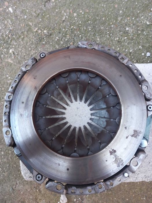 Продава се комплект твърд съединител с лагер помпа.