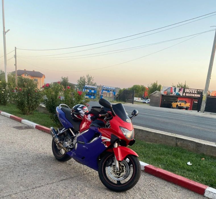 Vând Honda cbr f4