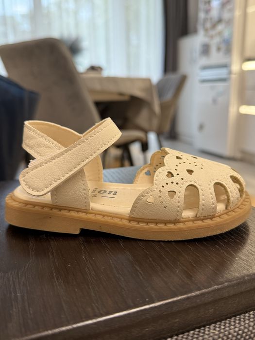 Сандали за момиченце