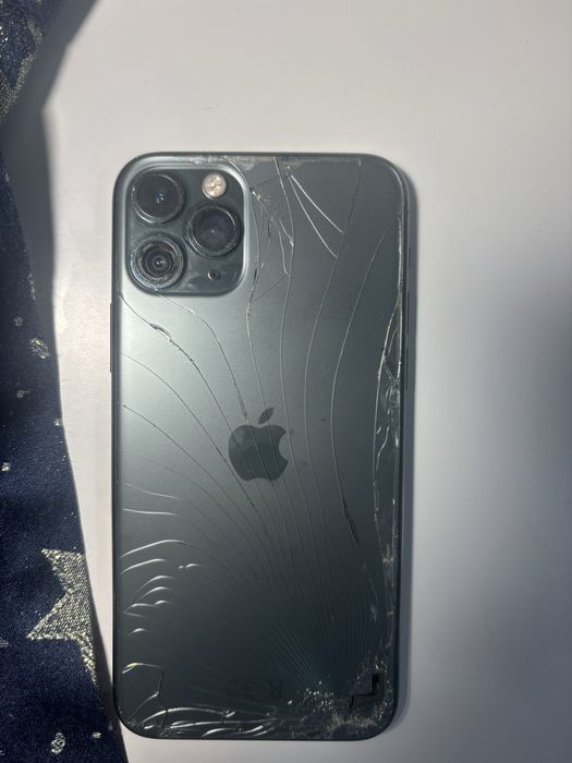 Iphone 11 cu defecte vizibile