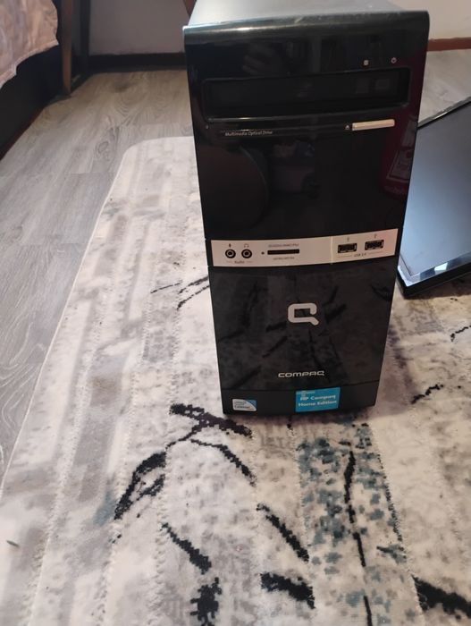 Продавам настолен компютър hp compac