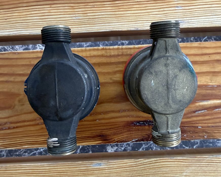 Счётчики холодной и горячей воды.