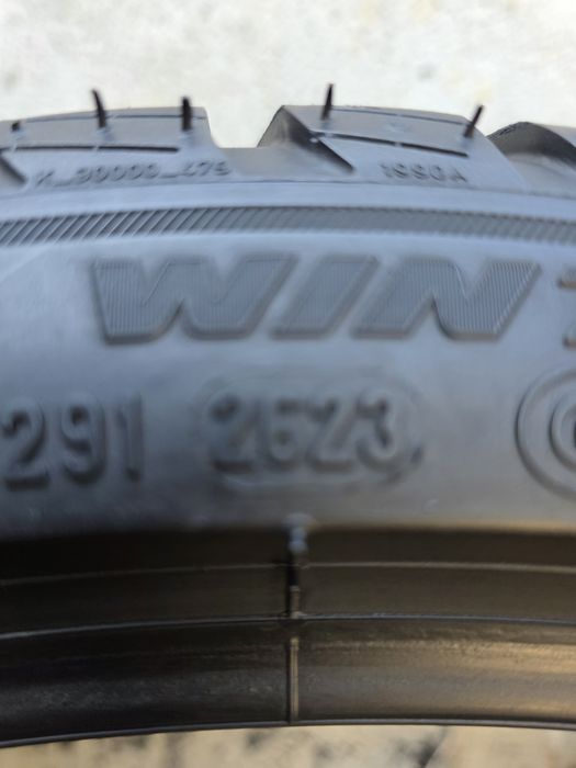 Vand două anvelope de iarna pirelli  255 35 19 dot 2623