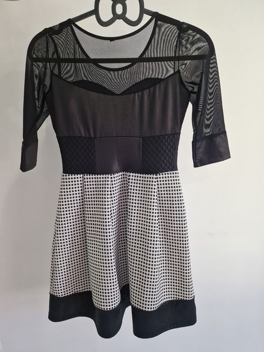 Стилна рокля в черно и бяло