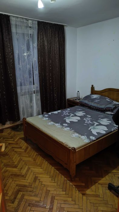Inchiriez apartament cu 3 camere in zona liceului Petru Rares