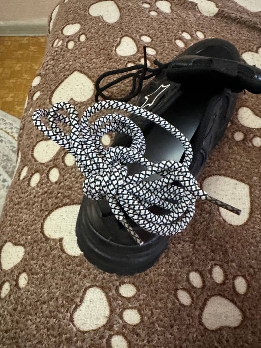 Продам кроссовки размер 39\38, написано 40, маломерки