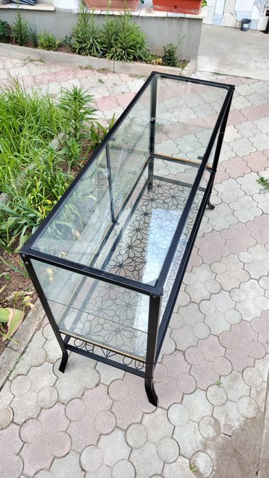 Vitrina sticla cu rama metalica magazin prezentare