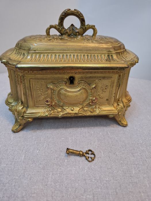 Винтидж кутия за бижута