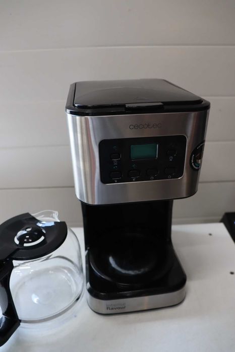 Шварц Kафемашина Cecotec Coffee 66 Smart Plus, 980W, капацитет 12 кафета, технология ExtemAroma и функция AutoClean, LCD дисплей, 1.5 л