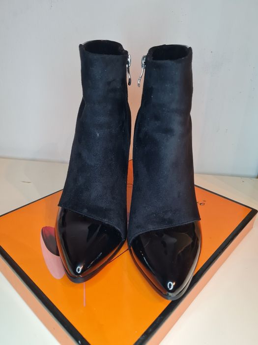 Botine cu aplicații din lac