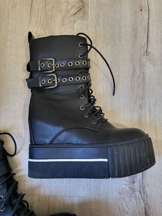 Черни боти на платформа