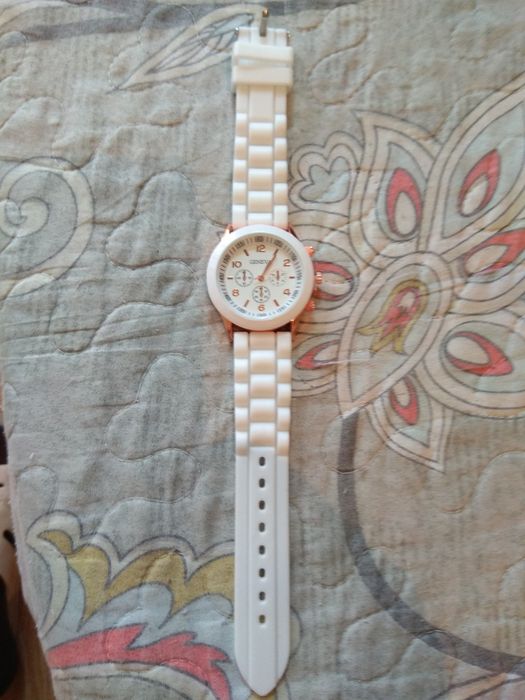 Продам шикарные, кварцевые часы