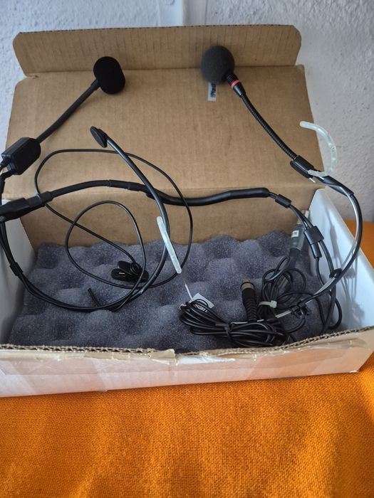 Microfone Shure si Akg de pus pe cap