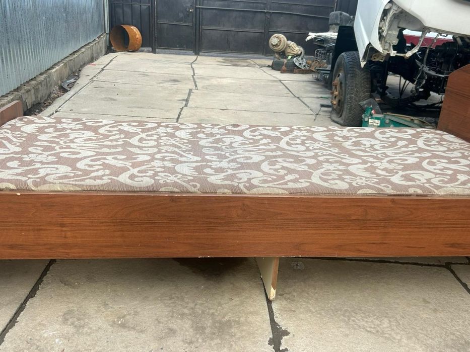 Кровать коричневая