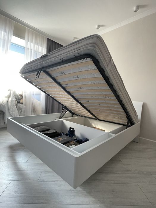 Продам 2х спальную кровать