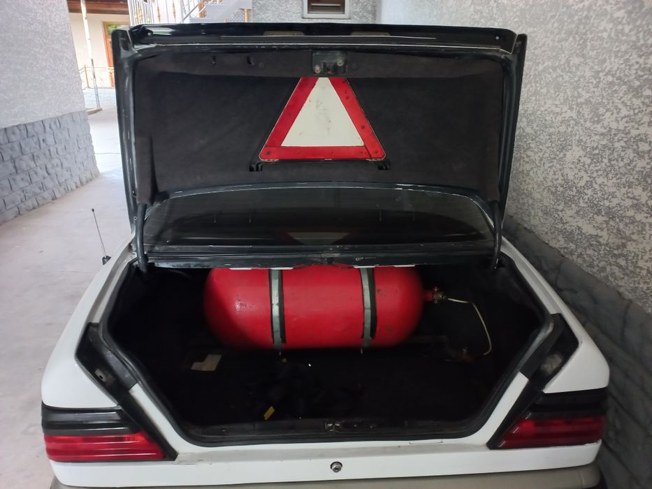 Мерседес 124 Сотилади.