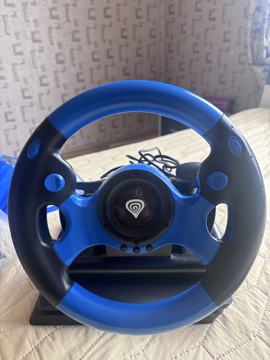 Продавам PS4+волан+13 игри+2контролера