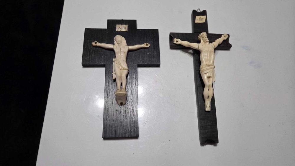 Lot de 2 crucifixuri din os si lemn