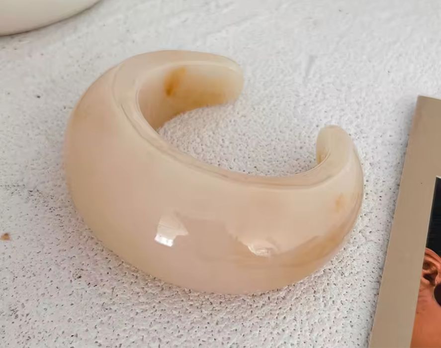 Актуална бохо гривна в слонова кост