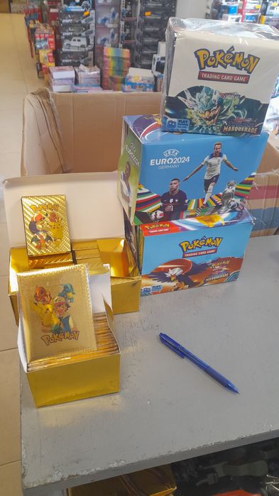 Карти и фигурки на покемон футболисти и други