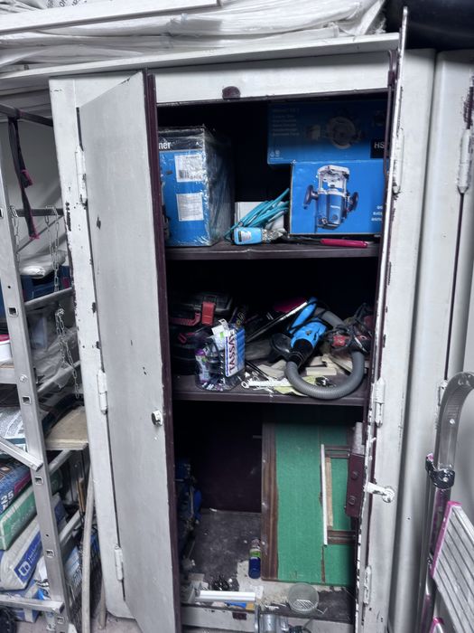 Шкаф железный (сейф).