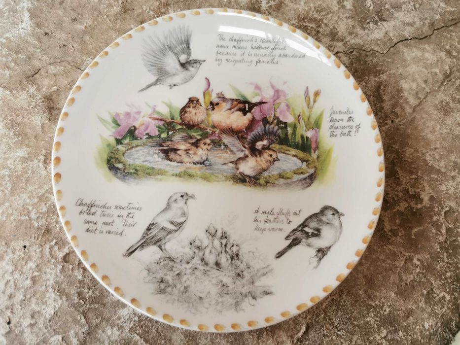 Порцеланови чинии за стена