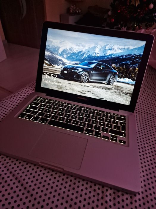 Vând MacBook Pro original, super îngrijit, cu Windows 10 Pro instalat,
