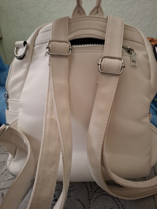 Продавам бяла раница