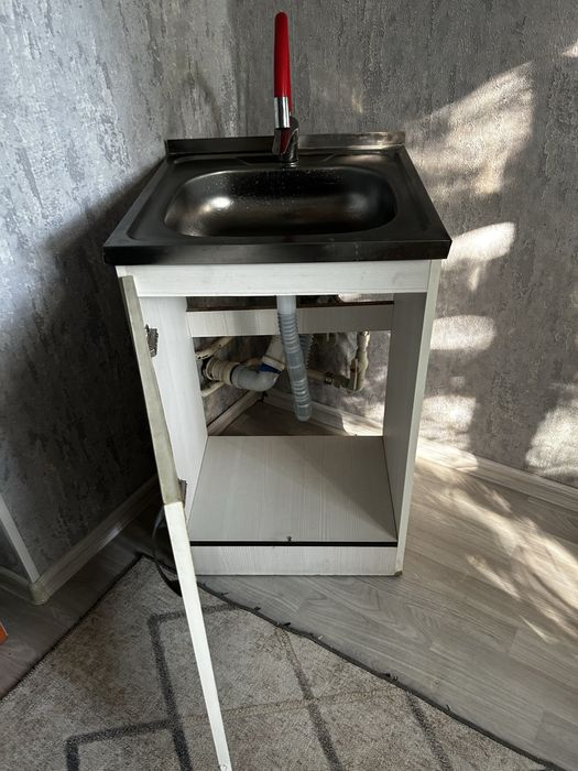 Тумба с раковиной и смесителем продаётся.