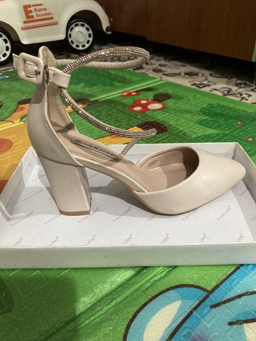 женский туфли.