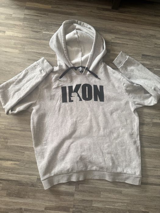 Продавам суитчър Karl Lagerfeld,който е много запазен.