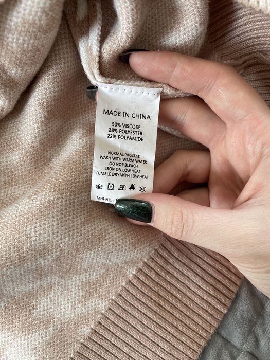 бежевая кофта в гусиную лапку