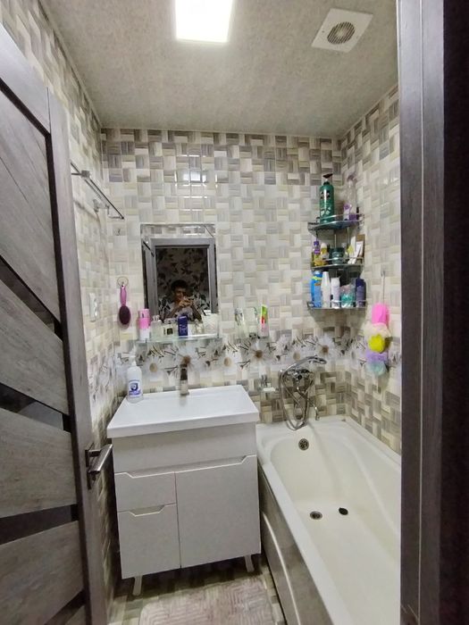 Chirchiq sh 8 mikrorayon 1 etaj 2 xonali uy sotiladi