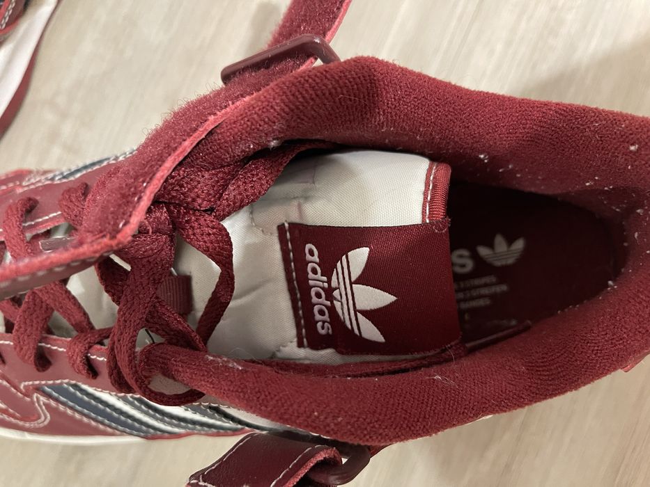 Фирменные кроссовки Адидас