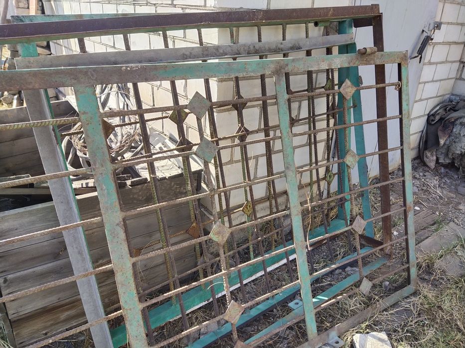Продам решетки и калитку, вольер
