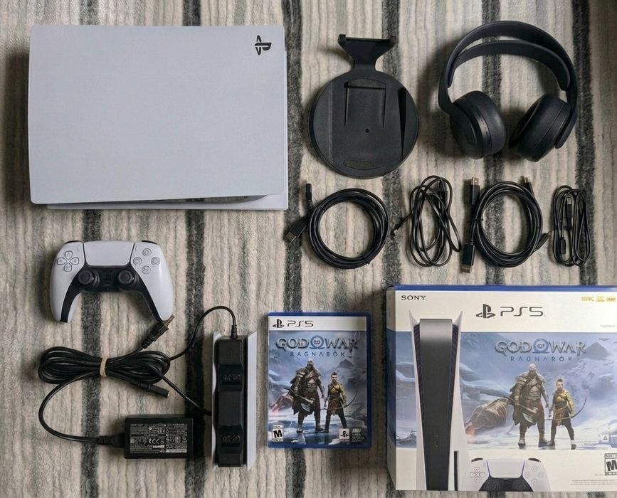 Playstation 5 (God of War Ragnarok) + аксесоари- като ново