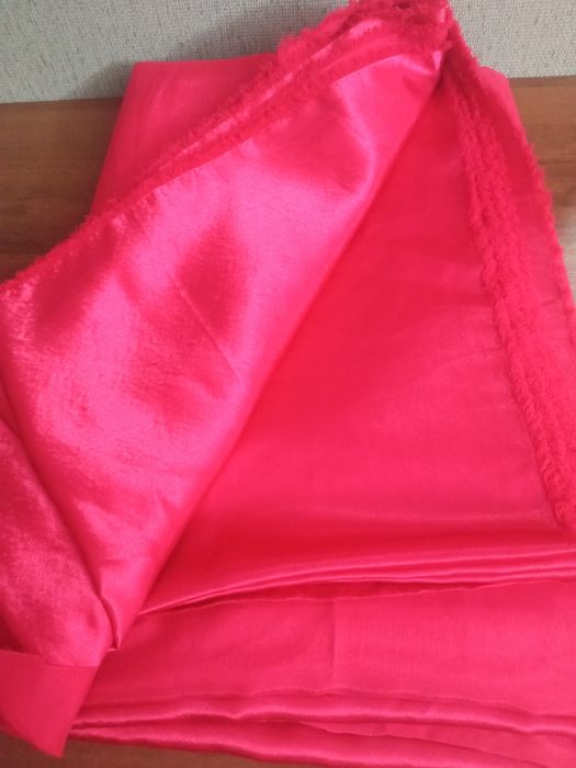 Отрез атласной ткани