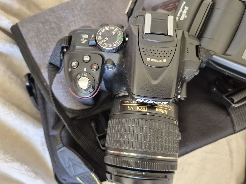 DSLR Nikon D5300 cu obiectiv, blitz si trepied