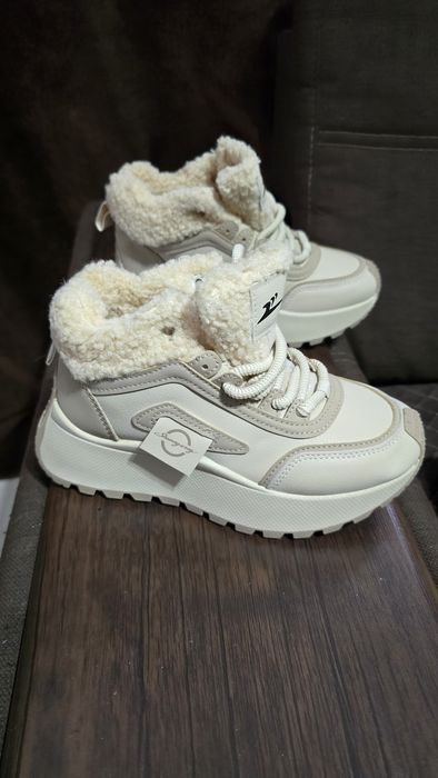 Кроссовки зимние для девочки. Новые