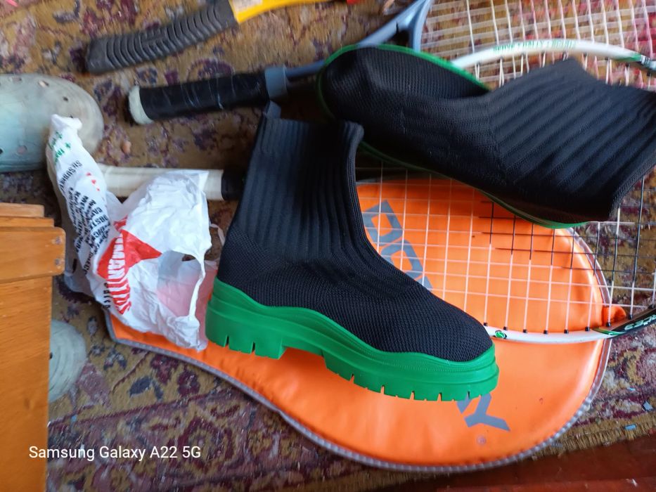 Cizme noi aduse din Anglia