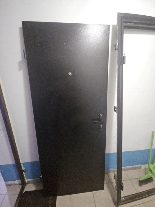 Продам входную дверь