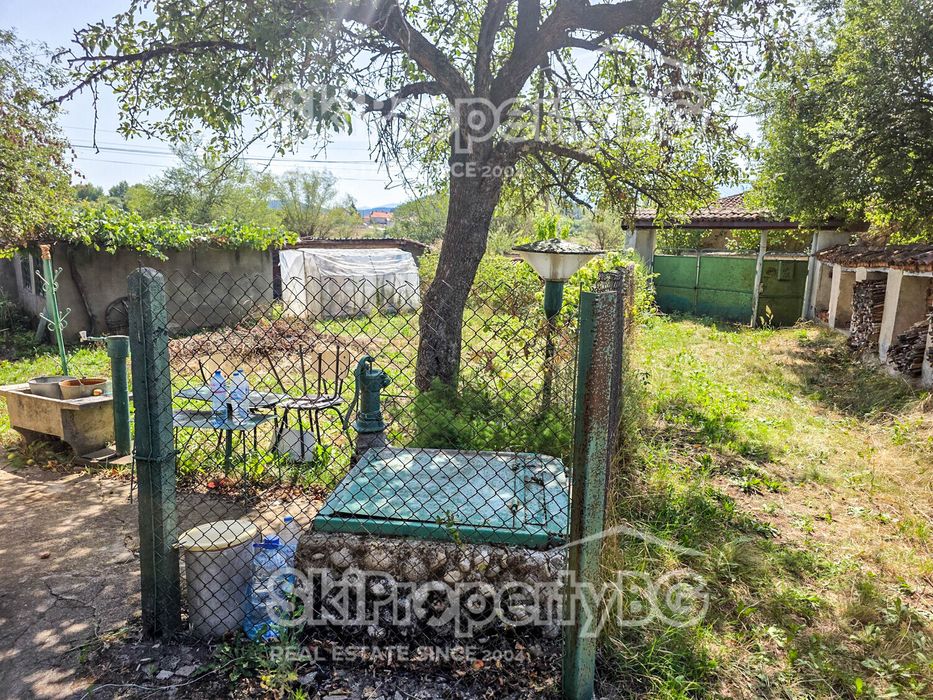 Две къщи с голяма градина в село Райово!