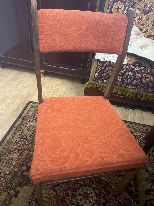 Vand  6 scaune tapitate