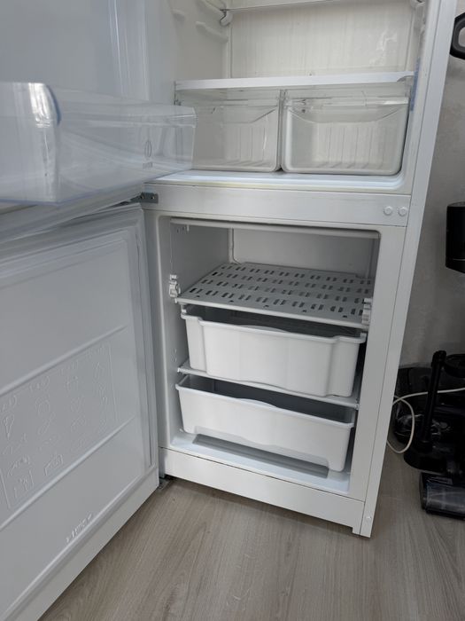 Продам Холодильник indesit