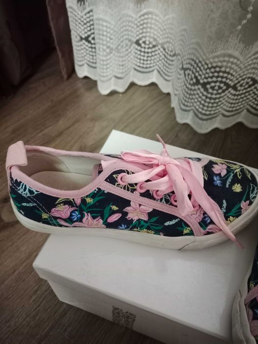 Продам кеды для девочки