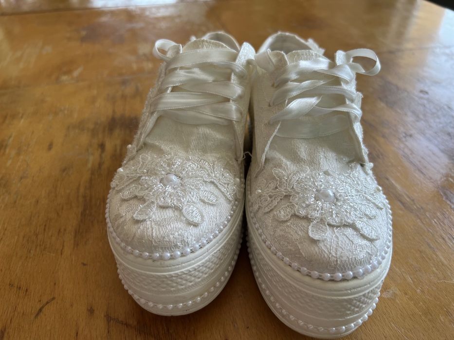 Чисто бели обувчици