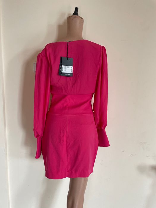 Розова чисто нова рокля.