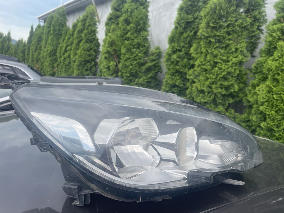 Десен фар Пежо 308 Т9